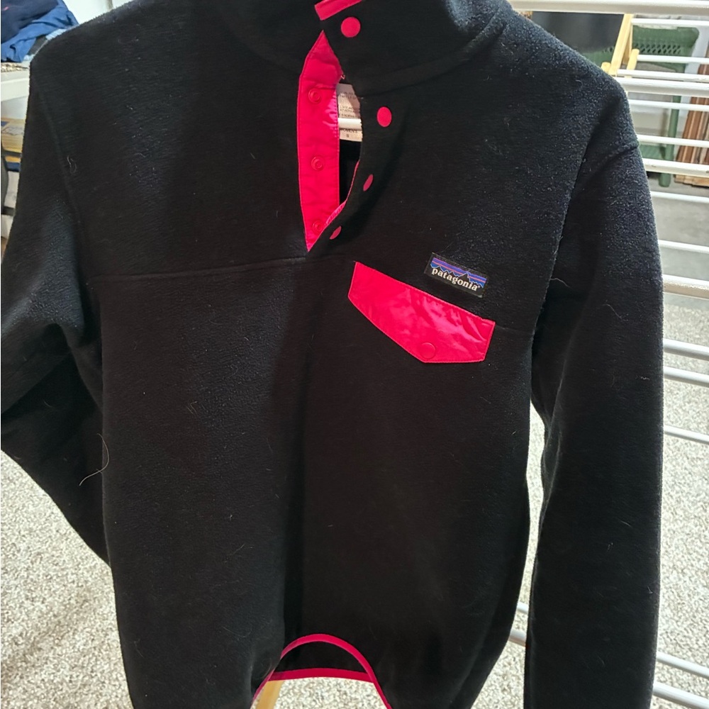 Patagonia womans 1/4 snap Sweater in Black and Pink